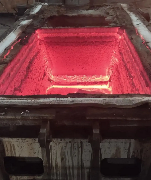 道組織相關(guān)人員優(yōu)化生產(chǎn)工藝,采用抗水化鎂鈣砂及優(yōu)質(zhì)大結(jié)晶電熔鎂砂